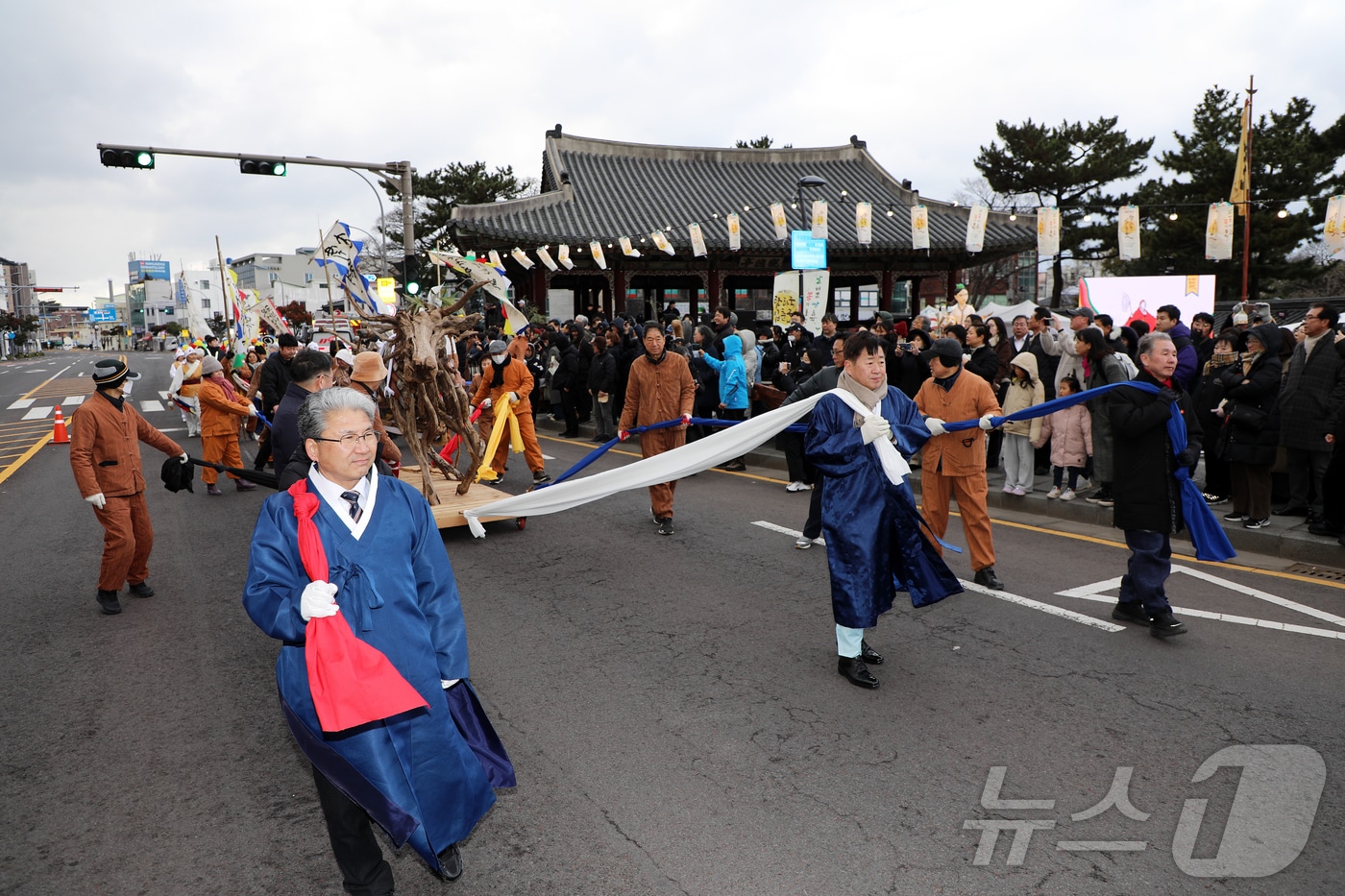 제주 새봄맞이 전통축제 '탐라국 입춘굿' 첫날인 2일 오후 제주시 관덕정 일대에서 축제의 하이라이트인 '낭쉐몰이'가 펼쳐지고 있다. 나무로 만든 소를 몰고 간다는 뜻의 제주어인 '낭쉐몰이'는 제주에 있었던 옛 나라인 탐라국의 왕이 풍년을 기원하며 입춘날 직접 선보였다던 농경의례를 재현한 것이다. 2026.2.2/뉴스1 ⓒ News1 오미란 기자