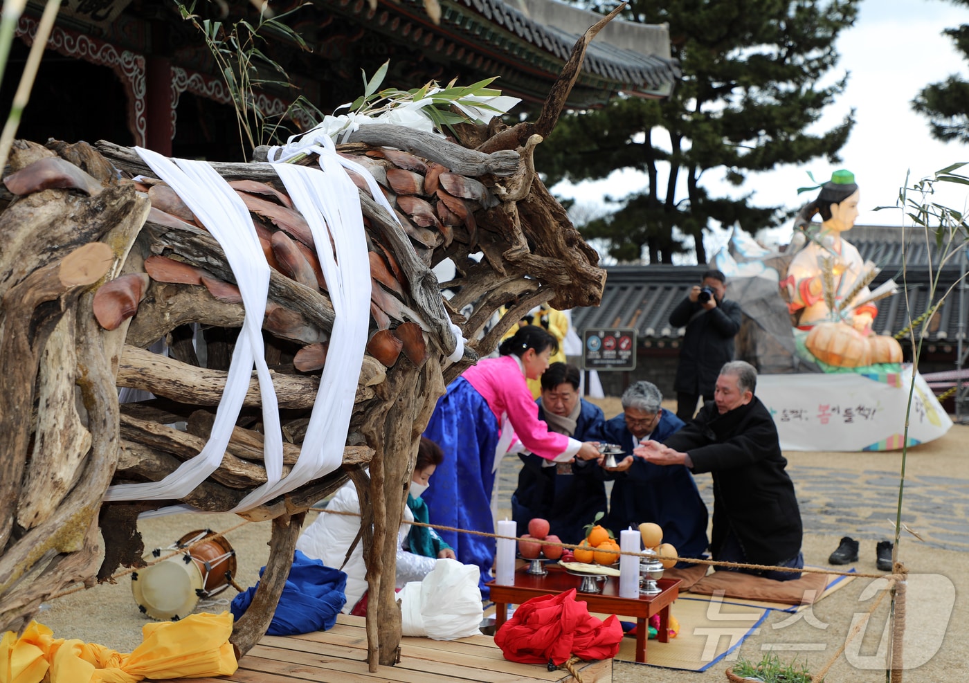 제주 새봄맞이 전통축제 '탐라국 입춘굿' 첫날인 2일 오후 제주시 관덕정 앞에서 나무로 만든 소를 모시고 한 해 풍년을 기원하며 고사를 지내는 '낭쉐코사'가 봉행되고 있다. 2026.2.2/뉴스1 ⓒ News1 오미란 기자