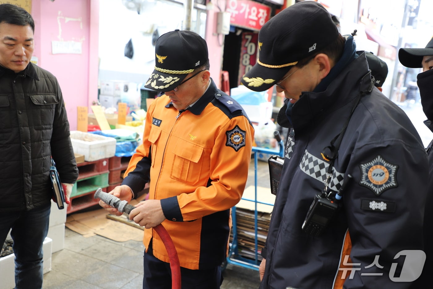  강대훈 경기도북부소방재난본부장이 2일 구리 전통시장에서 화재 예방 안전지도를 하고 있다.(경기도북부소방재난본부 제공. 재판매 및 DB 금지)/뉴스1