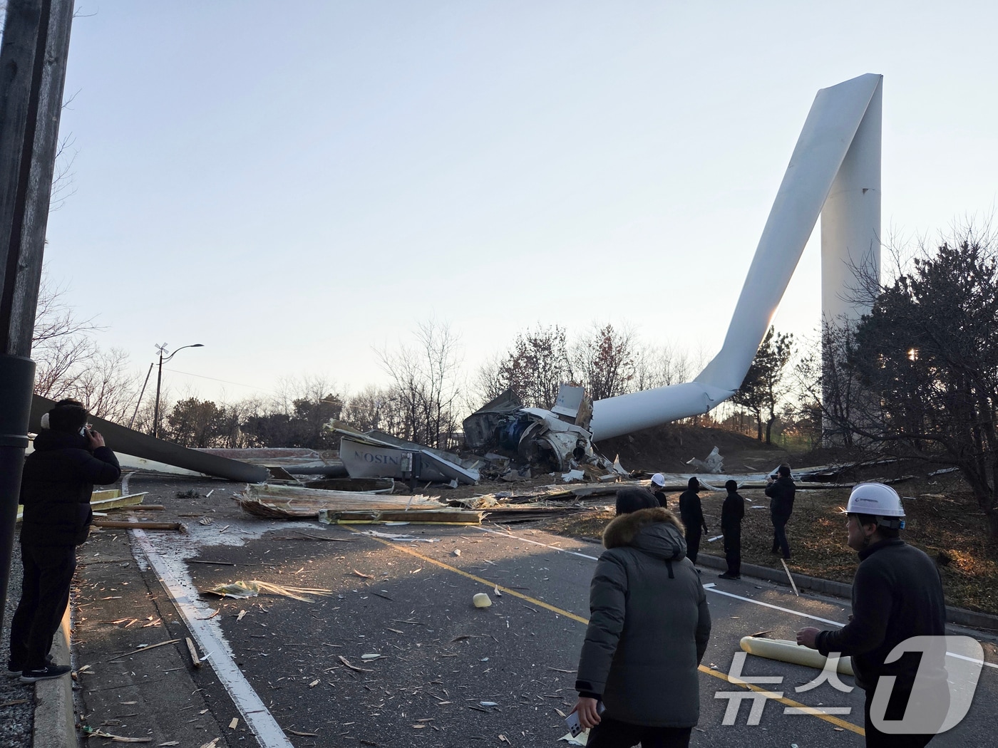 2일 오후 4시42분쯤 경북 영덕군 영덕읍 창포풍력발전단지에서 풍력발전기 1기가 도로를 덮쳤다. 영덕군과 소방당국이 도로를 차단하고 사고를 수습하고 있다.(독자 제공, 재판매 및 FB금지) ⓒ News1 최창호 기자