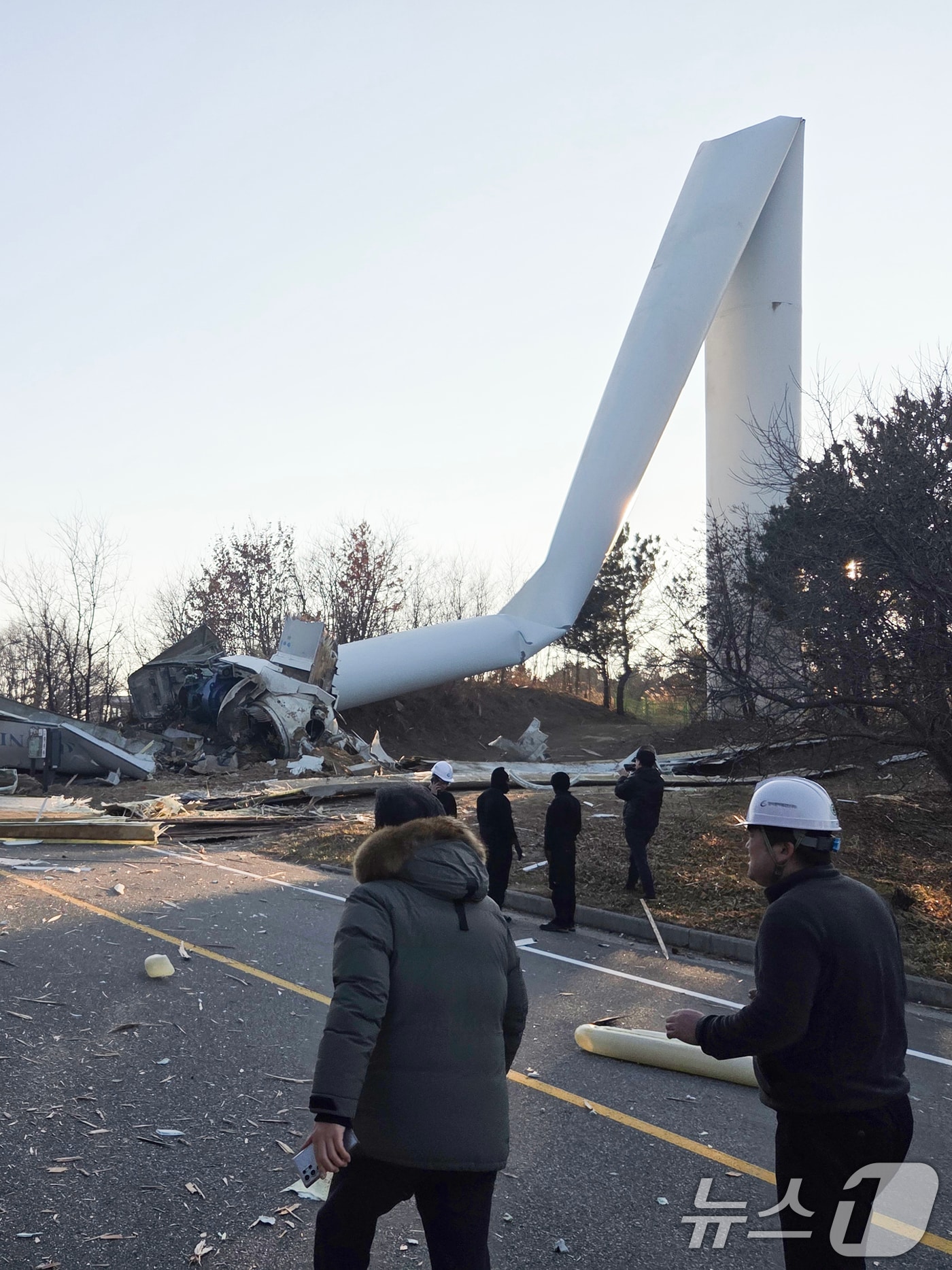 2일 오후 4시42분쯤 경북 영덕군 영덕읍 창포풍력발전단지의 풍력발전기 1대가 넘어져 도로를 덮쳤다. (독자 제공, 재판매 및 DB금지) 2026.2.2/뉴스1 ⓒ News1 최창호 기자