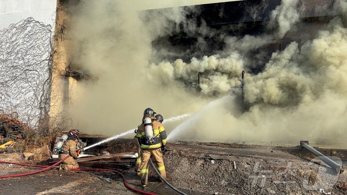 2일 오후 12시 11분쯤 여수 돌산 한 폐공장에서 화재가 발생해 소방당국이 진압하고 있다. (전남소방본부 제공. 재판매 및 DB금지) ⓒ News1