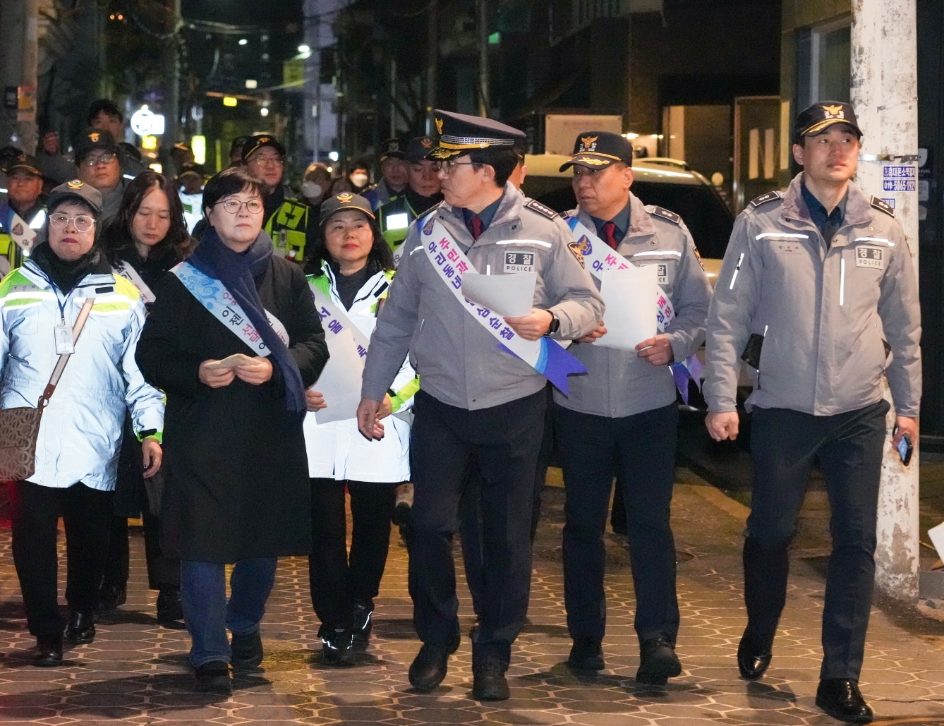 민관경이 함께 야간 도시안전 합동순찰을 하고 있는 모습(강북구 제공)