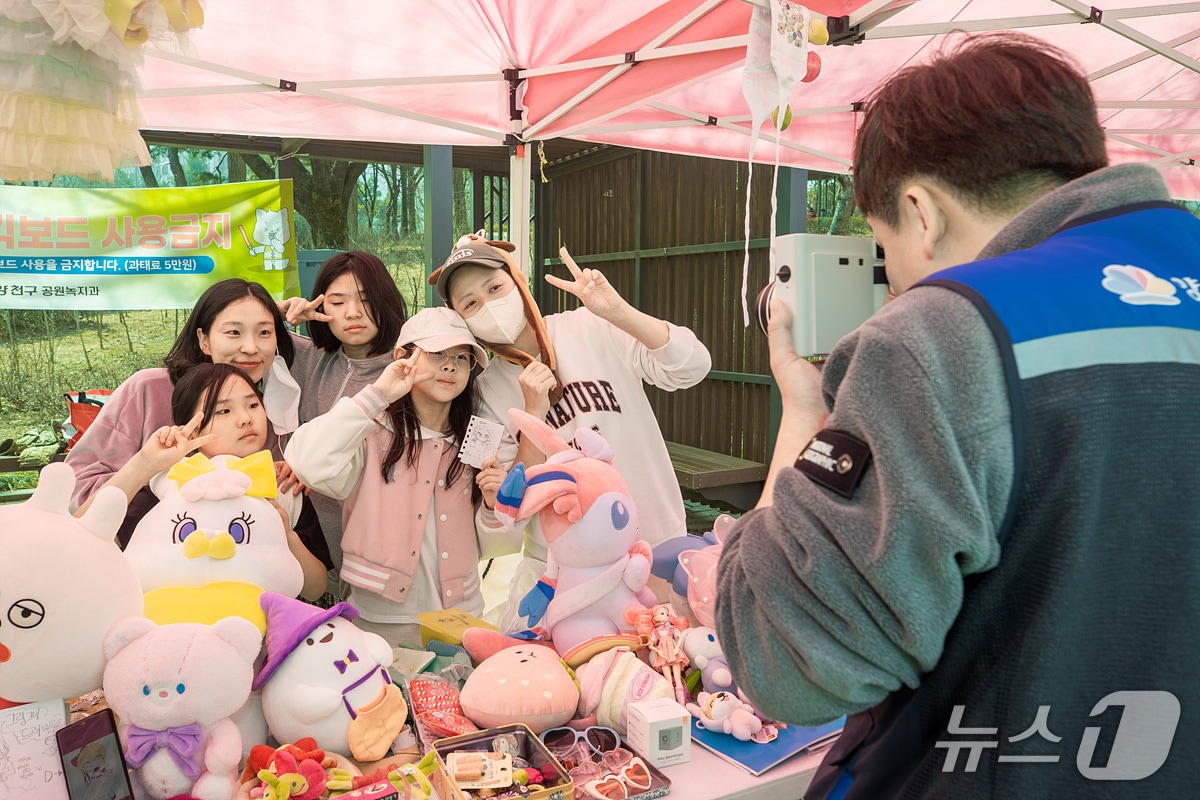 지난해 양천사랑복지재단 기부 후 폴라로이드 사진 남기는 모습.(양천구 제공)