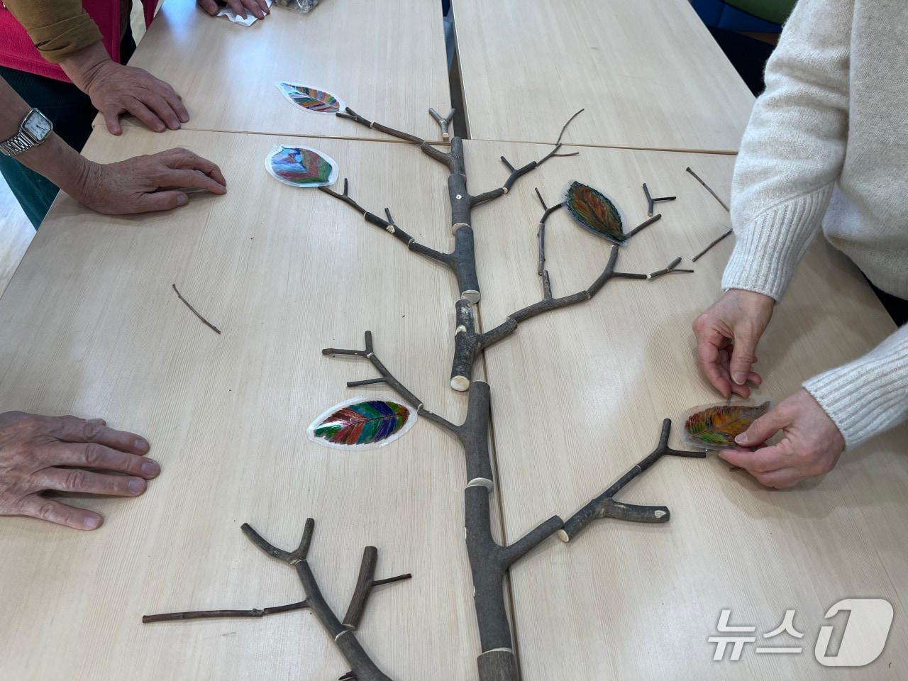  숲속 힐링 프로그램 자연물 놀이.(음성군 제공. 재판매 및 DB금지)/뉴스1