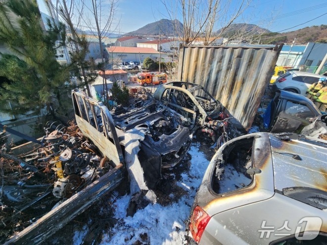 19일 오후 1시 59분쯤 김해시 유하동의 철강 재활용 업체 야적장에서 불이나 30분만에 진화됐다. 사진은 화재 현장 모습.(경남소방본부 제공. 재판매 및 DB금지)