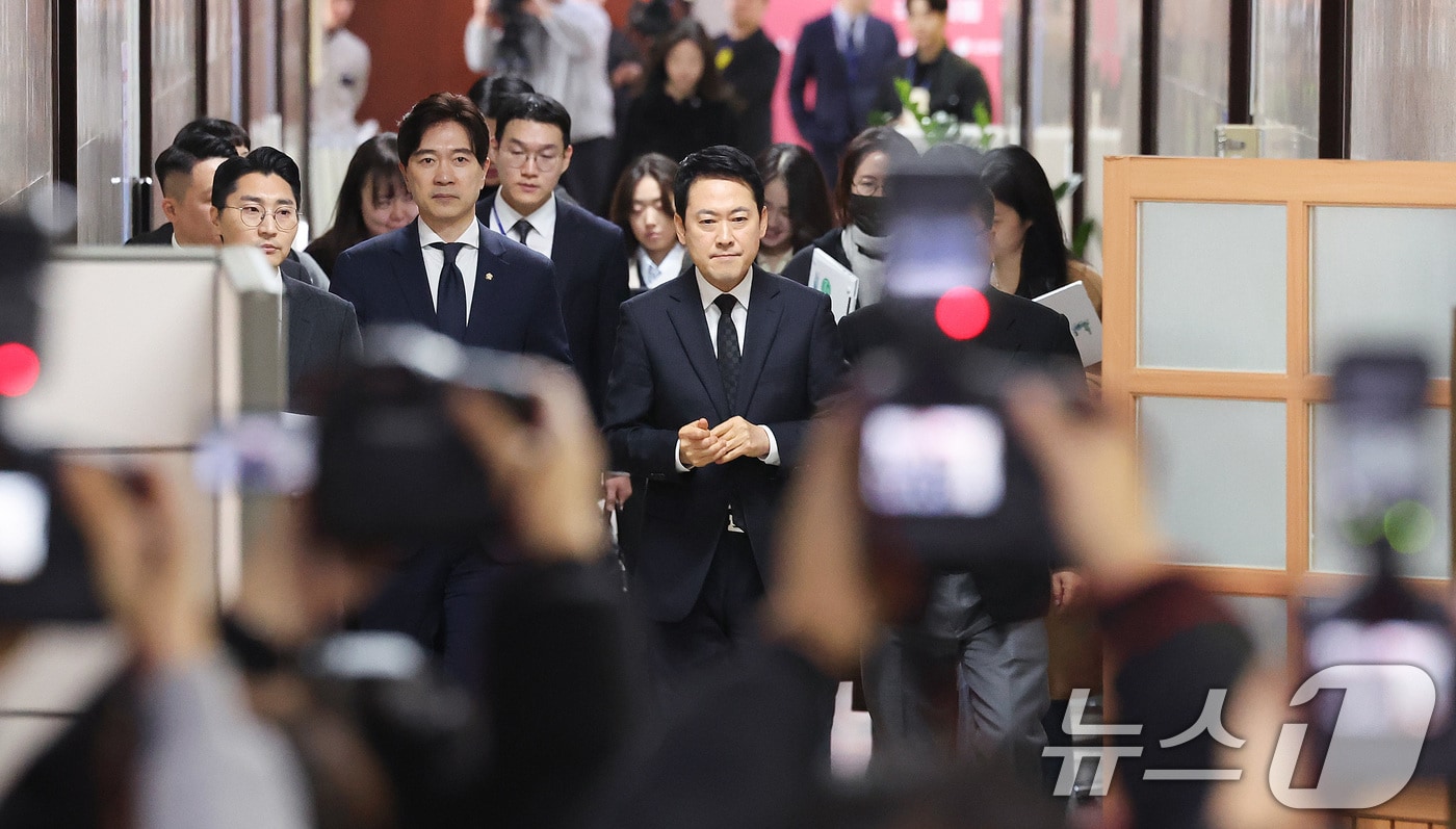 장동혁 국민의힘 대표가 20일 서울 여의도 국회에서 윤석열 전 대통령 1심 선고에 대한 입장을 발표하는 기자회견에 참석하고 있다. 2026.2.20 ⓒ 뉴스1 신웅수 기자