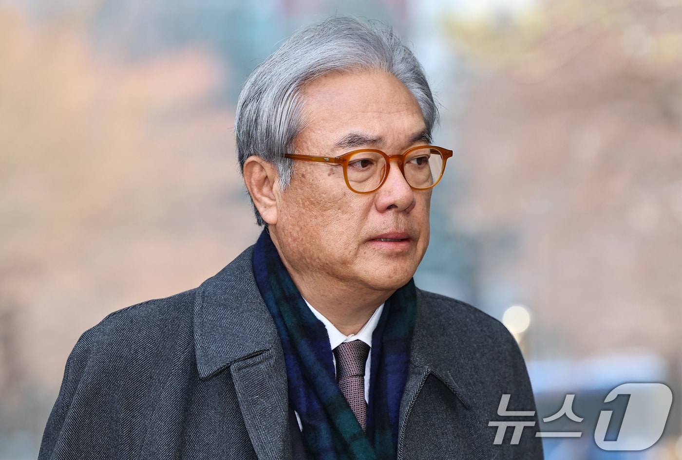 정진석 전 대통령 비서실장이 지난 2월 20일 서울 서초구 중앙지방법원에서 열린 '헌법재판관 미임명' 관련 직권남용 권리행사방해 등 공판에 출석하고 있는 보습. 2026.2.20 ⓒ 뉴스1 김도우 기자