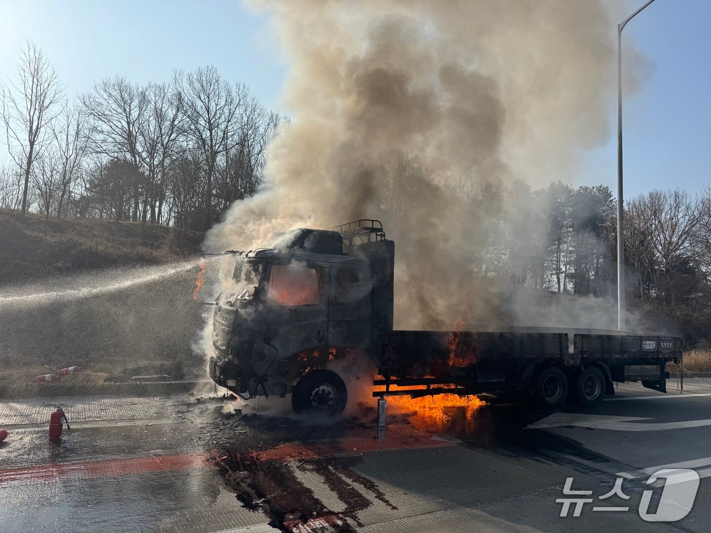 당진대전고속도로 화물차 화재 현장. (예산소방서 제공, 재판매 및 DB금지) /뉴스1 