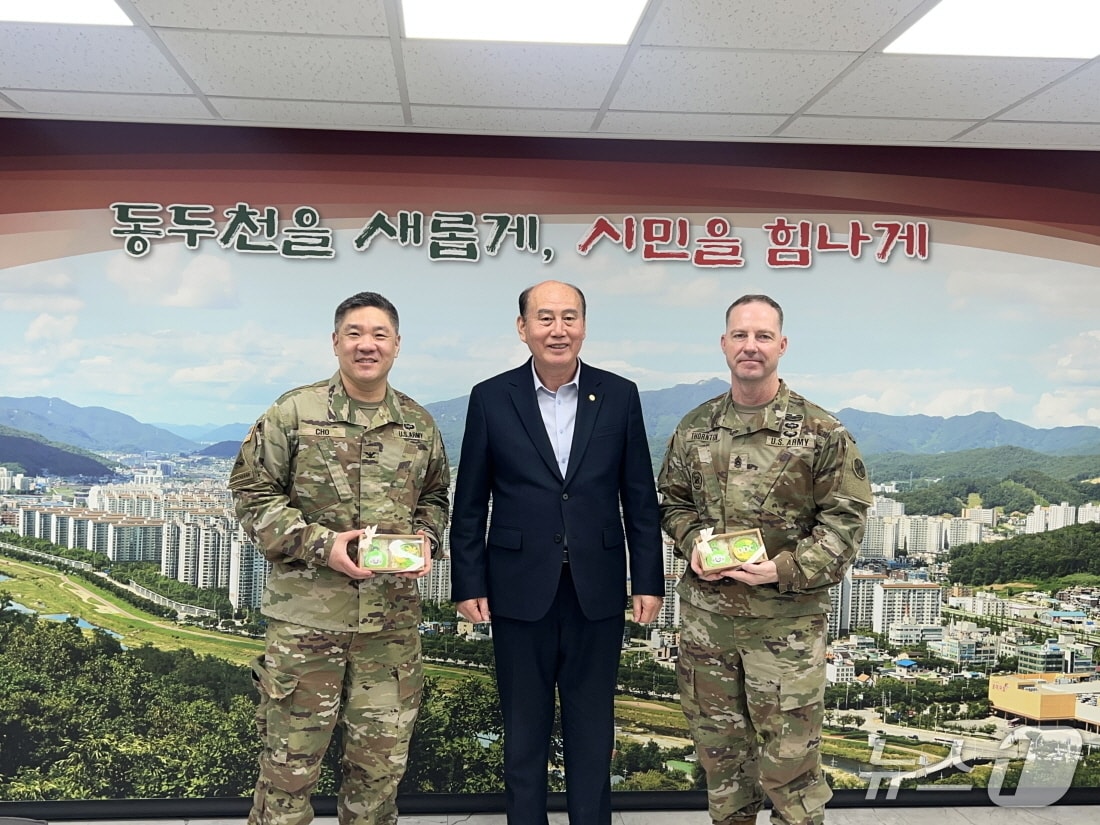 박형덕 동두천시장과 미군 관계자들. (사진=동두천시) ⓒ 뉴스1