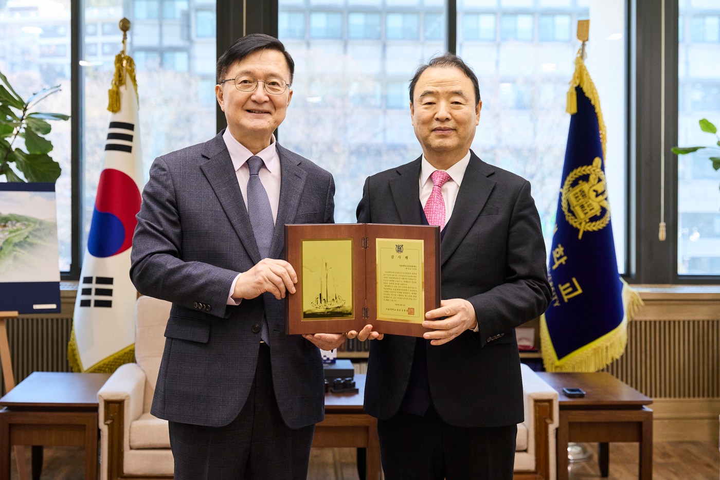 유홍림 서울대 총장(왼쪽)과 박식순 서울대상록문화재단 이사장이 2월 19일 열린 감사패 증정식에서 기념 촬영을 하고 있다. (사진. 서울대 제공)