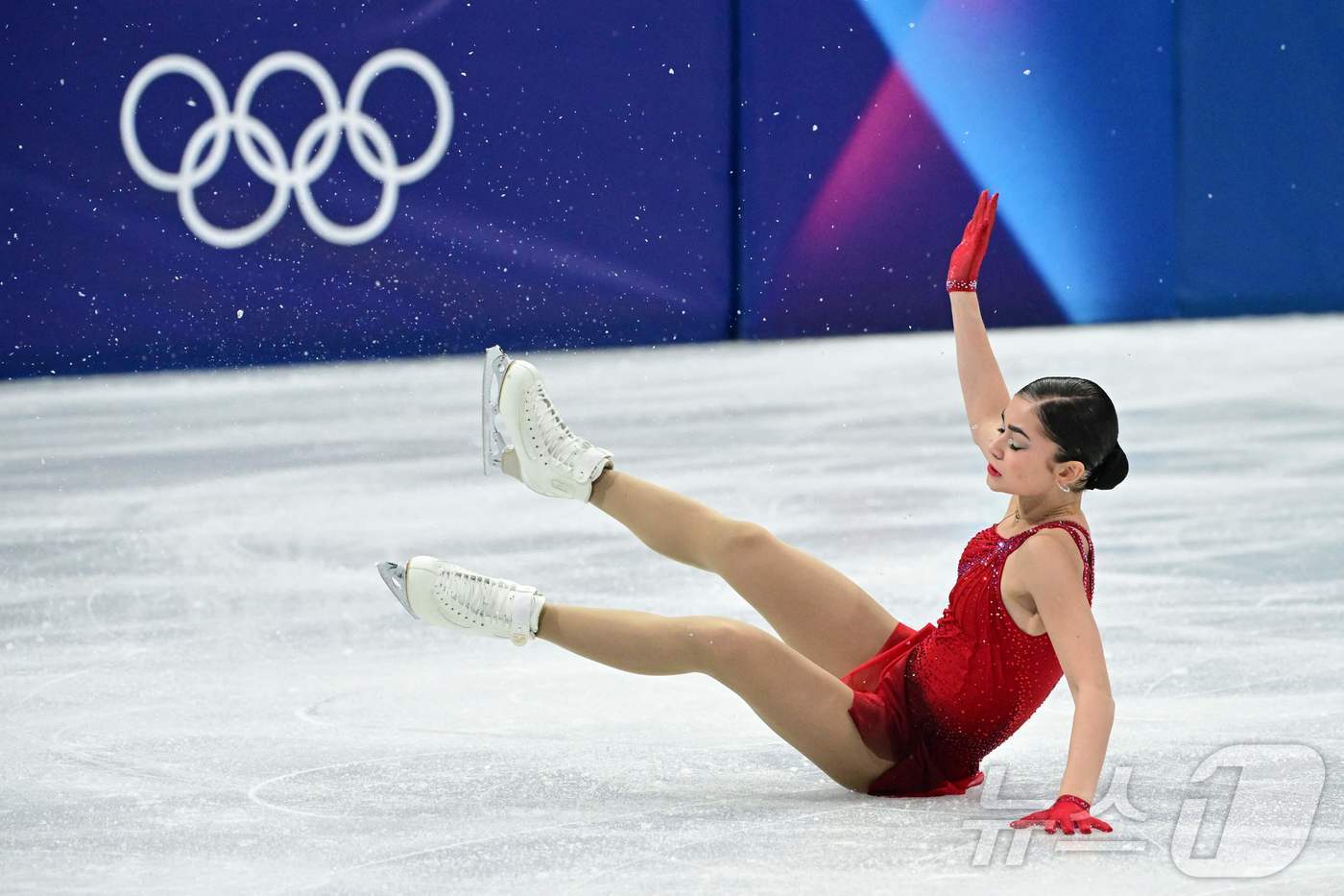 20일(한국시간) 이탈리아 밀라노 아이스스케이팅 아레나서 열린 2026 밀라노·코르티나담페초 동계올림픽 피겨스케이팅 여자 싱글 프리스케이팅에서 개인 중립 자격(AIN)으로 출전한 러시아 선수 아델리야 페트로시안이 넘어지는 모습. ⓒ AFP=뉴스1