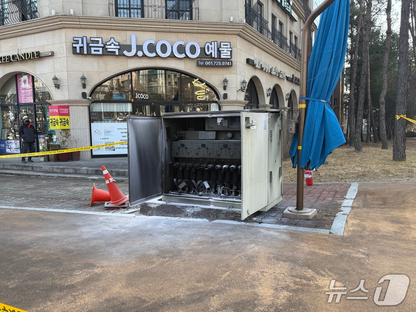 20일 10시 4분쯤 순천시 왕지동에서 화물차가 전력 개폐기를 들이받아 인근 996세대가 정전을 겪었다. (순천시 제공. 재판매 및 DB금지)