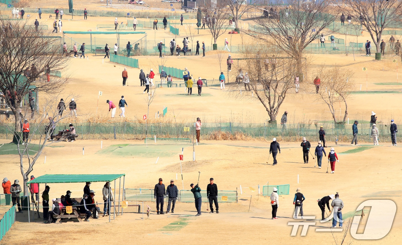 20일 부산 강서구 대저생태공원 파크골프장을 찾은 시민들이 파크골프를 즐기는 모습 ⓒ 뉴스1 윤일지 기자