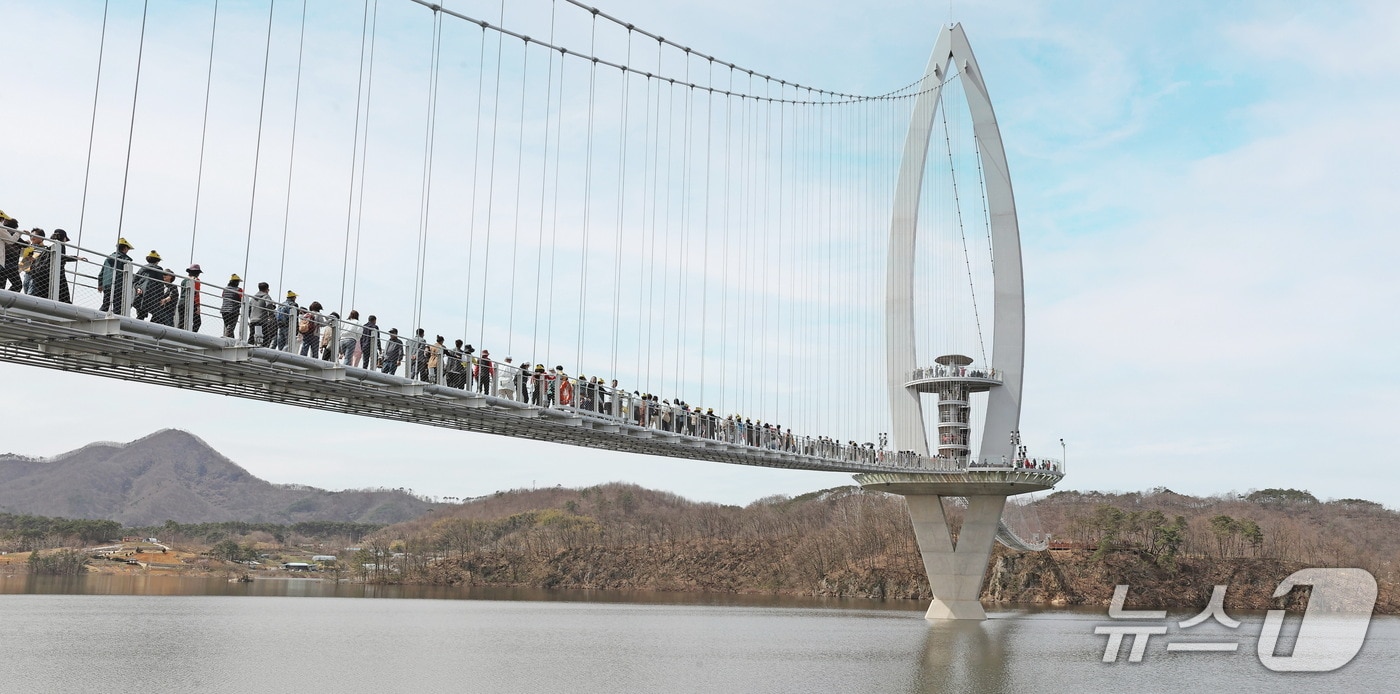 동절기 휴장을 마친 전북 임실군의 옥정호 출렁다리와 붕어섬 생태공원이 새 단장을 하고 관광객 맞이에 나선다.(임실군제공, 재판매 및 DB금지)2026.2.20/뉴스1