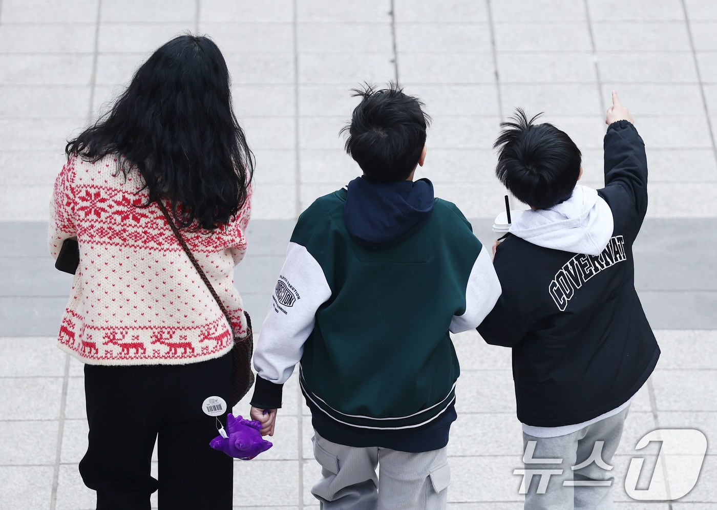 서울 낮 최고 기온이 10도 이상 오르며 포근한 날씨를 보인 20일 오후 서울 청계천에서 시민들이 산책을 하고 있다. 2026.2.20 ⓒ 뉴스1 김민지 기자