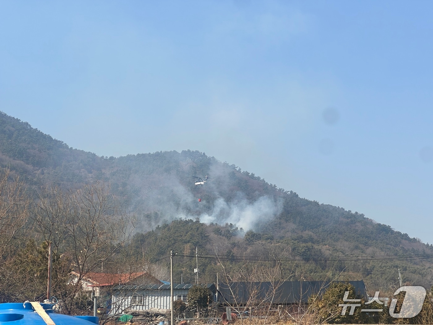 고성군 산불 현장에 출동한 헬기.(독자 제공. 재판매 및 DB금지)