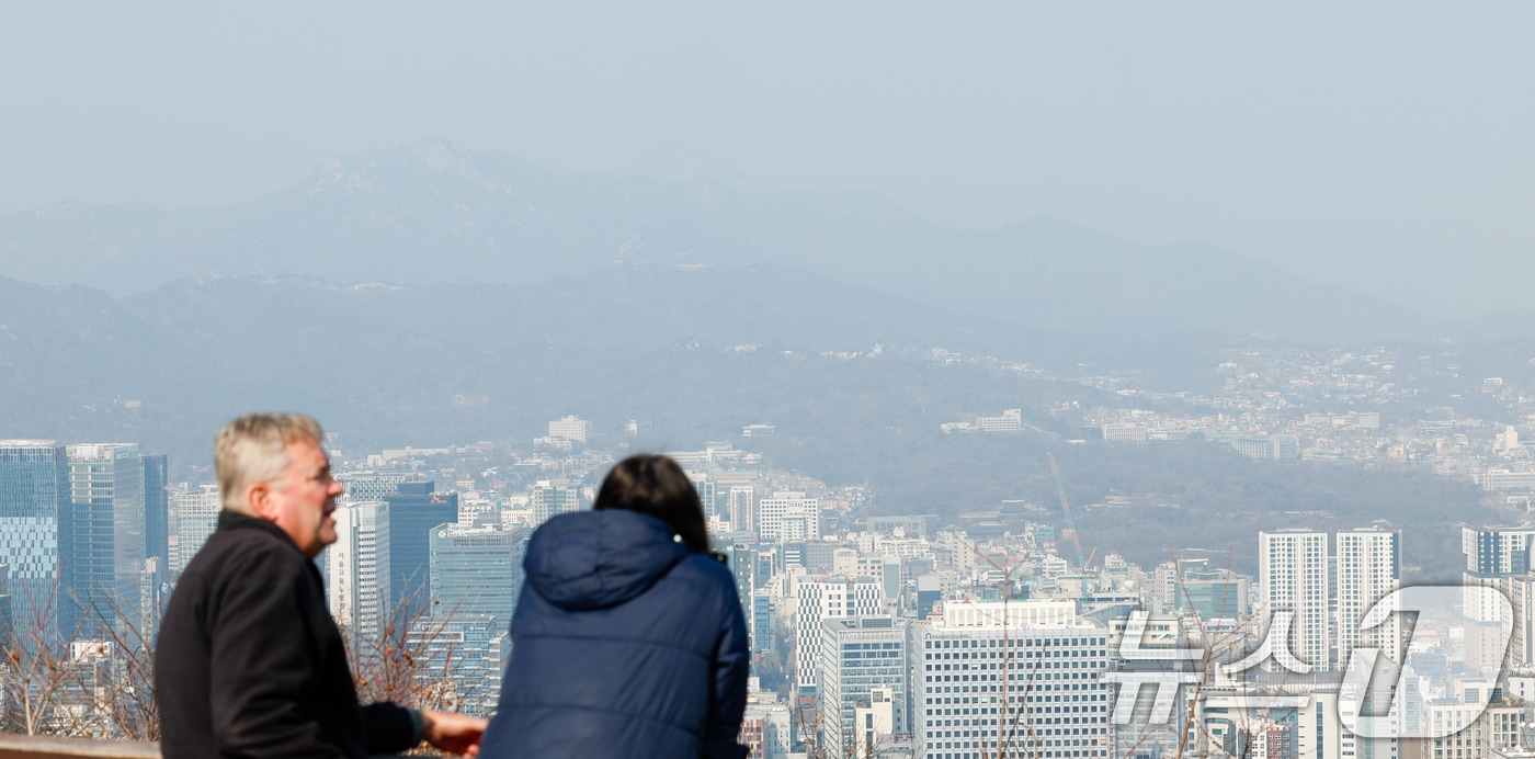 날이 포근해지자 초미세먼지가 '나쁨' 수준을 보이는 20일 오후 서울 남산에서 바라본 도심이 뿌옇다. 2026.2.20 ⓒ 뉴스1 안은나 기자