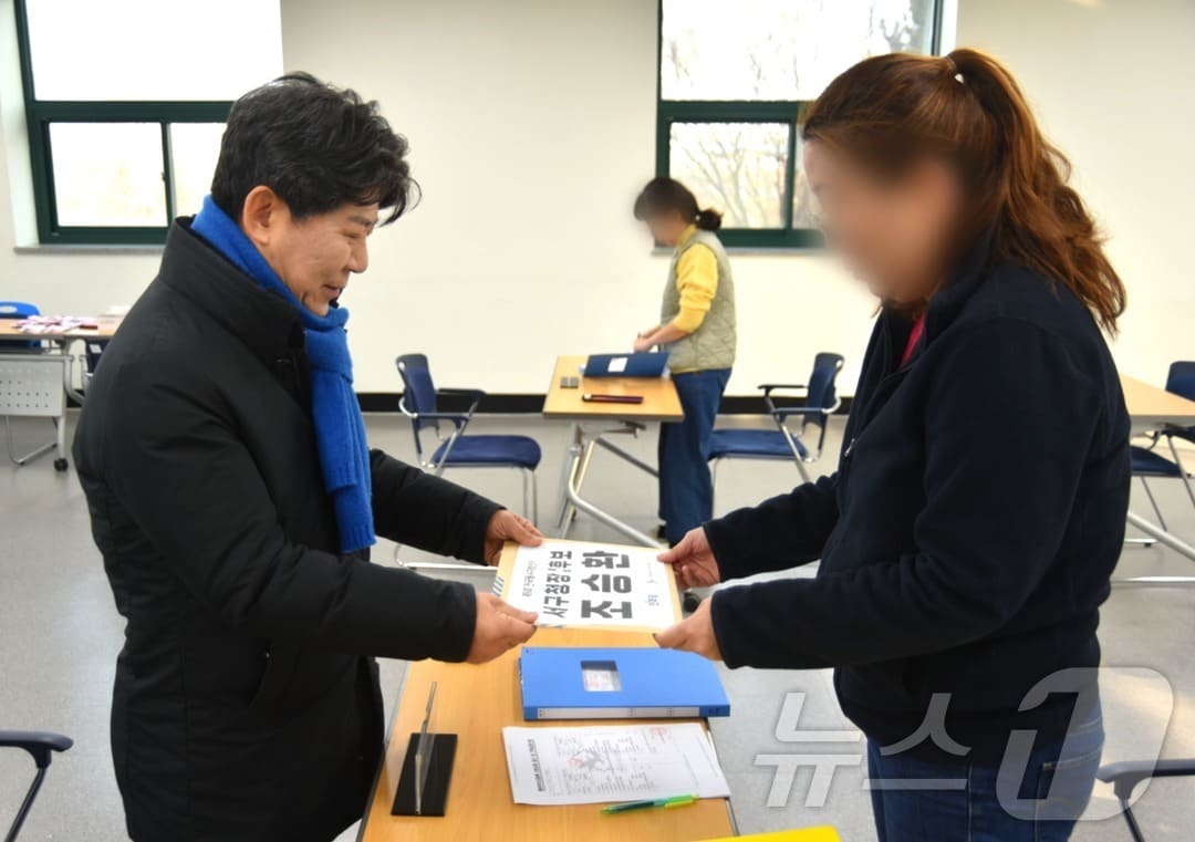 조승환 더불어민주당 정책위 부의장(왼쪽)이 20일 제9회 전국동시지방선거 광주 서구청장 예비후보로 등록했다,(조승환 제공, 재배포 및 DB 금지) ⓒ 뉴스1