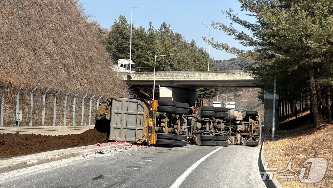 25톤 덤프트럭 전도. (독자 제공. 재판매 및 DB금지)/뉴스1