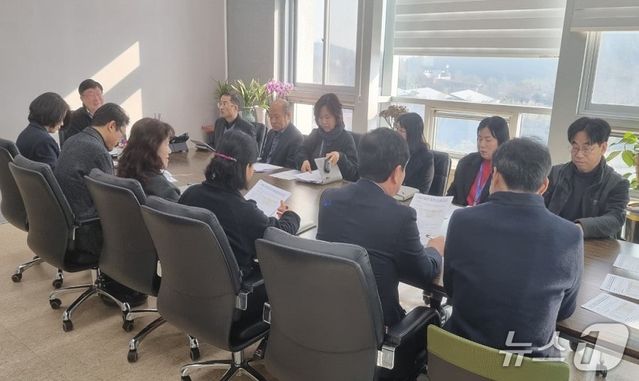 부산 기장군 관계자들이 지역제품 구매 확대를 위한 회의를 진행하고 있다.(기장군 제공. 재판매 및 DB금지) 