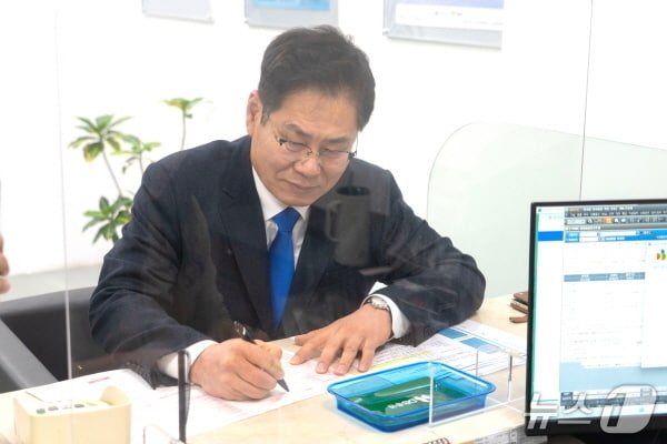 조지훈 전 전북경제통상진흥원장이 20일 전주시 완산구 선관위에서 예비후보 등록을 마치고 전주시장 당선을 위한 본격적인 행보에 나섰다.(조지훈 예비후보 제공, 재판매 및 DB 금지)/뉴스1