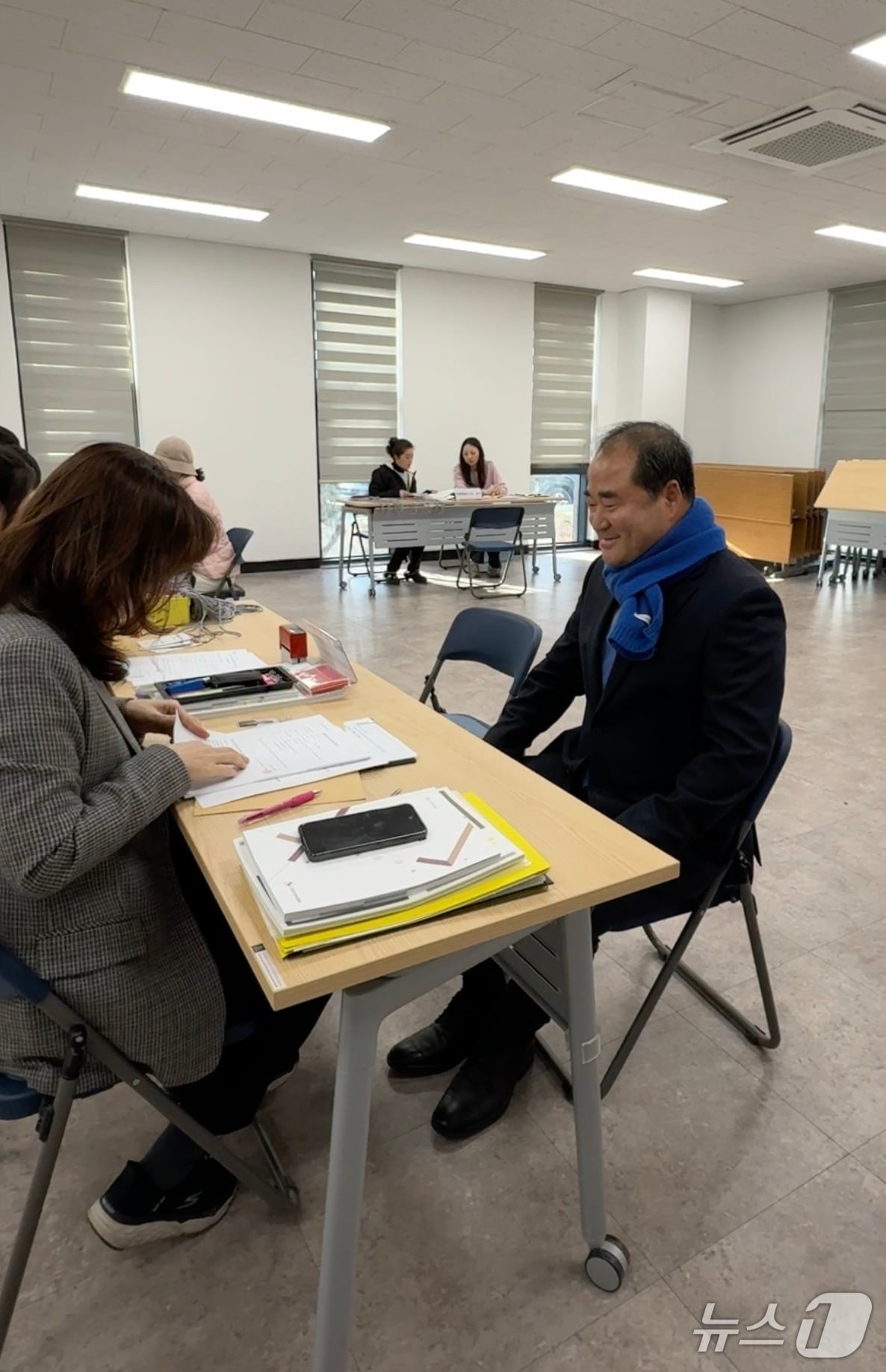 주대하 전 강원도의원이 6·3 지방선거 기초단체장 예비후보자 등록 첫날인 20일 속초시 선거관리위원회에서 예비후보 등록을 마치고 기념촬영을 하고 있다.(예비후보 캠프 제공, 재판매 및 DB 금지) 2026.2.20/뉴스1