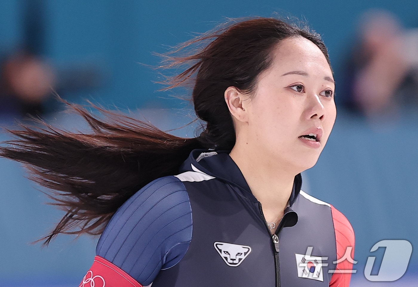 스피드스케이팅 박지우가 20일(현지시간) 이탈리아 밀라노 스피드스케이팅 스타디움에서 열린 스피드 스케이팅 여자 1500m에서 레이스를 마친 후 기록을 확인하고 있다. 2026.2.21 ⓒ 뉴스1 김성진 기자