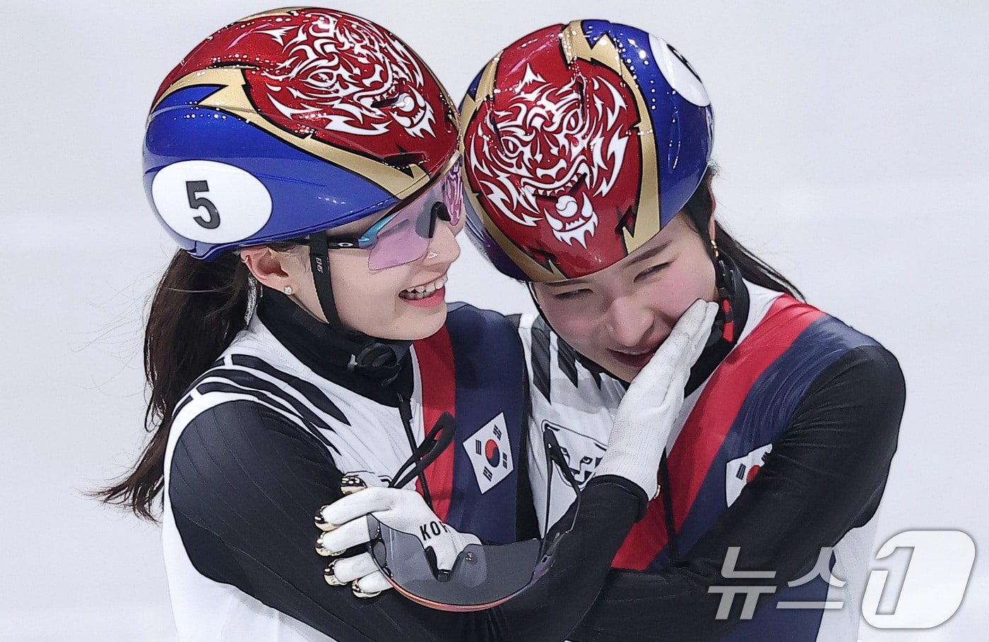 쇼트트랙 여자 1500m에서 은메달을 확보한 최민정(왼쪽)이 20일(현지시간) 이탈리아 밀라노 아이스 스케이팅 아레나에서 열린 2026 밀라노·코르티나담페초 동계올림픽 쇼트트랙 여자 1500m 결승에서 금메달을 확보한 후 김길리를 축하하고 있다. 2026.2.21 ⓒ 뉴스1 김성진 기자