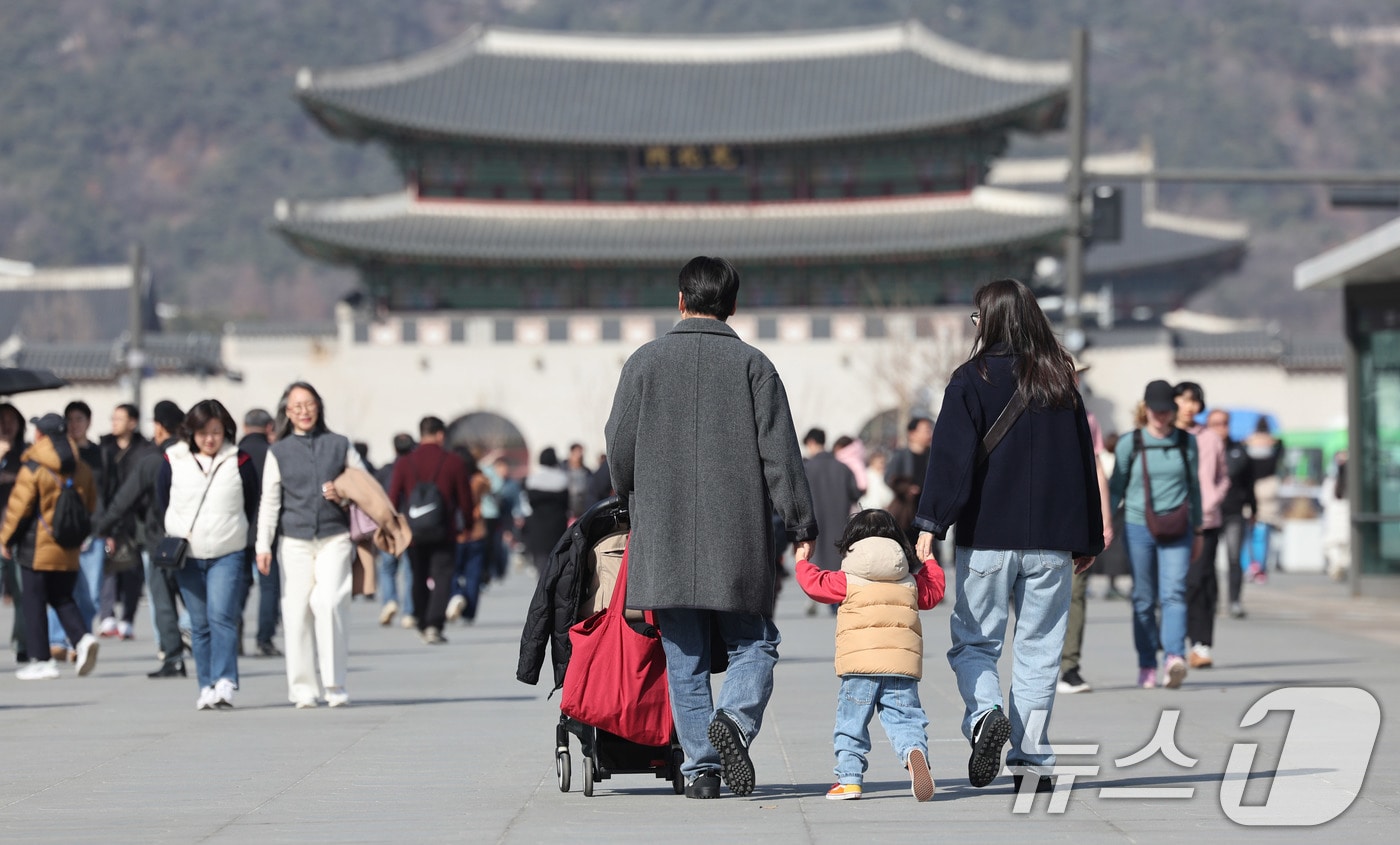 봄처럼 포근한 날씨를 보인 21일 서울 광화문광장에서 관광객들이 주말을 즐기고 있다. 2026.2.21 ⓒ 뉴스1 박지혜 기자