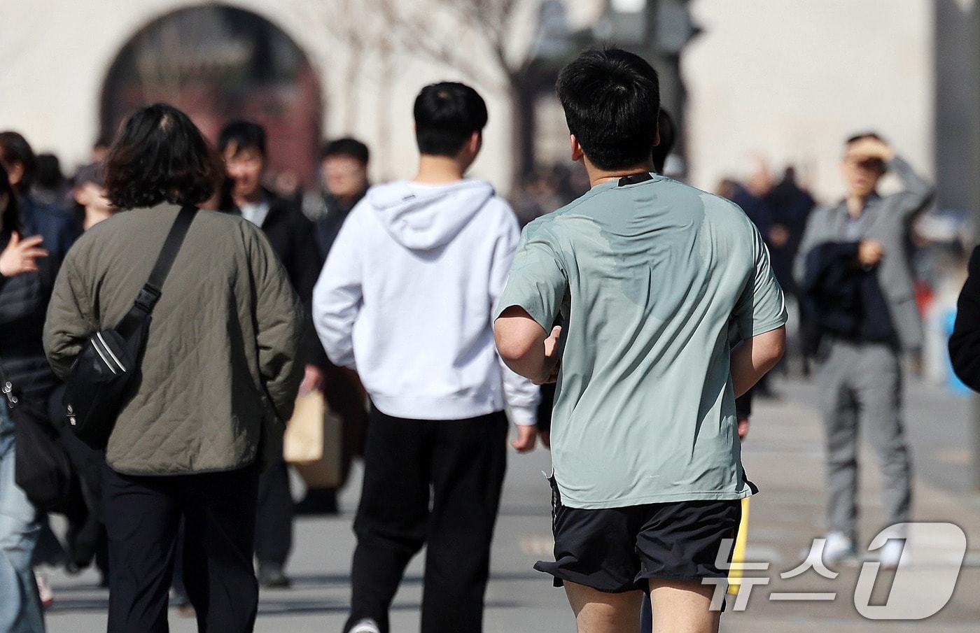 봄처럼 포근한 날씨를 보인 21일 서울 광화문광장에서 관광객들이 주말을 즐기고 있다. (자료사진) 2026.2.21 ⓒ 뉴스1 박지혜 기자