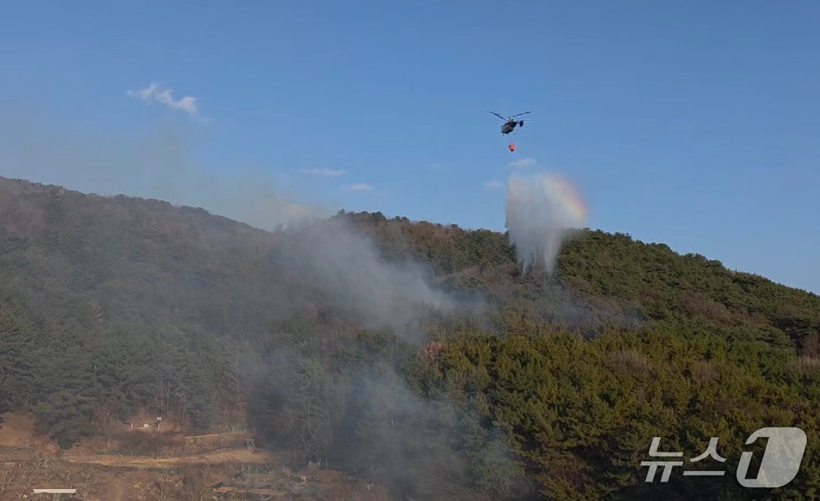 산불 현장에 물을 뿌리고 있는 헬기.(창원소방본부 제공. 재판매 및 DB금지)