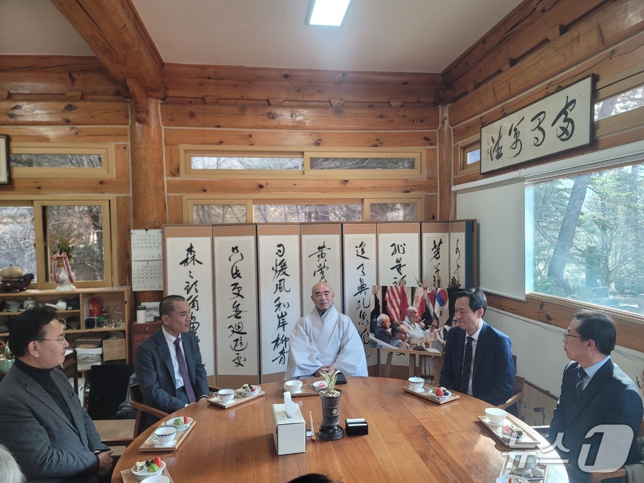 6·3 지방선거 강원도지사 여야 유력 주자인 김진태 강원도지사와 우상호 전 청와대 정무수석이 21일 대한불교 조계종 4교구 본사 평창 오대산 월정사에서 열린 병오년 신년하례법회에 참석했다.(우상호 캠프 측 제공. 재판매 및 DB금지)/뉴스1