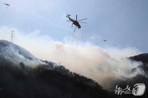 강풍 속 진화에 나선 헬기 모습. (사진은 기사 내용과 무관함) / 뉴스1