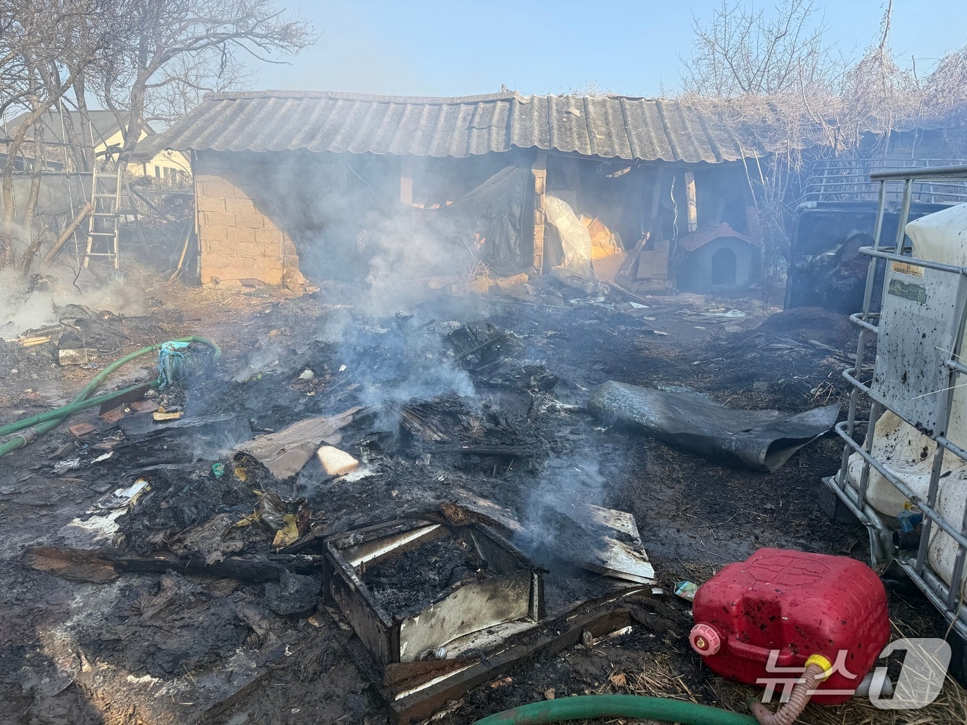 21일 오후 3시 41분께 전북 전주시 덕진구 남정동의 한 주택에서 불이 났다.