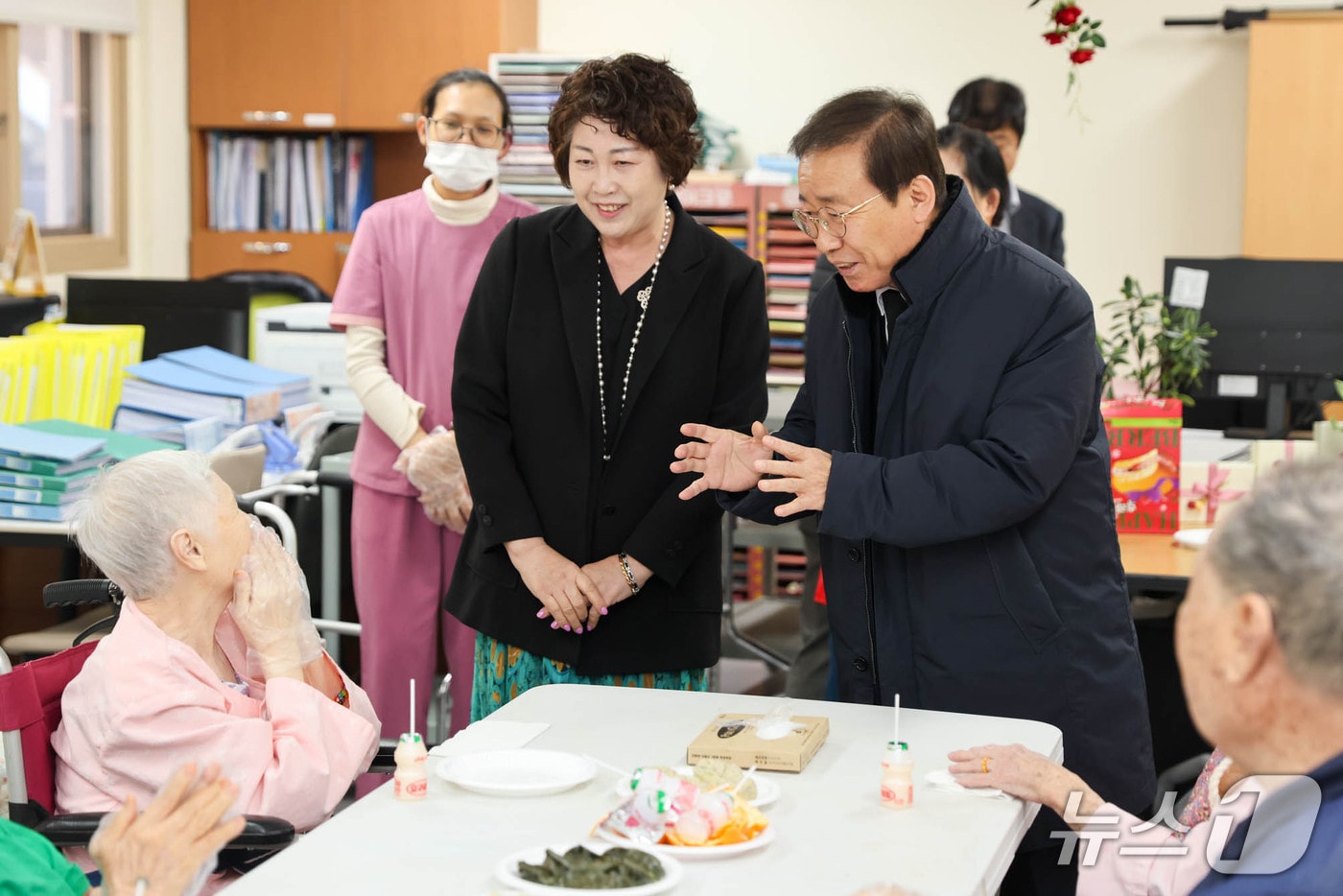  단양지역 노인들과 김문근 단양군수.(단양군 제공. 재판매 및 DB금지)/뉴스1