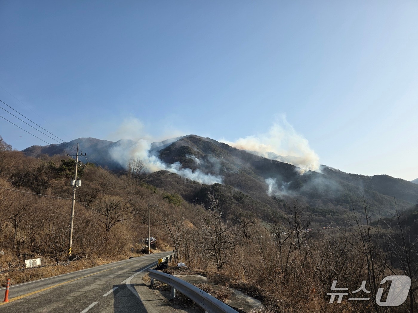전날부터 불이 나고 있는 경남 함양군 마천면 창원리 야산에서 연기가 피어오르고 있다.(독자제공. 재판매 및 DB 금지)