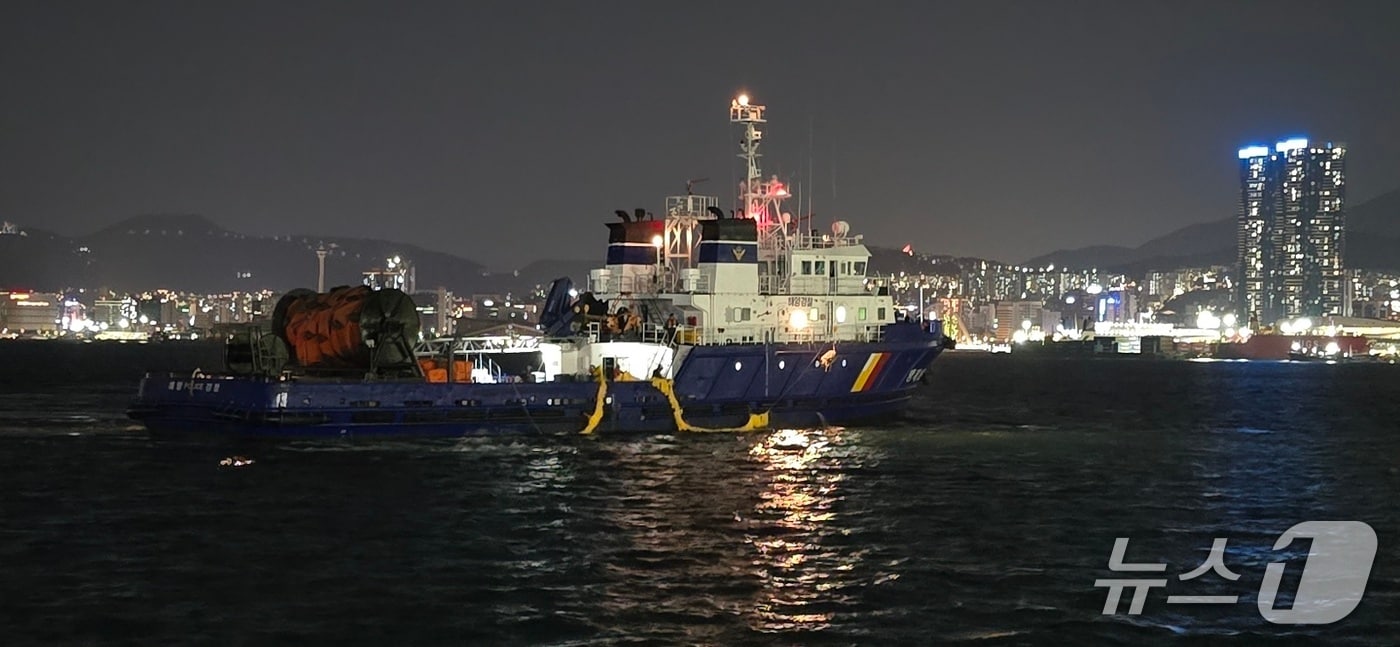 21일 부산항대교 인근 해상에서 기름 유출 사고가 벌어진 가운데 해경이 방제 작업을 벌이고 있다.(부산해경 제공. 재판매 및 DB 금지)