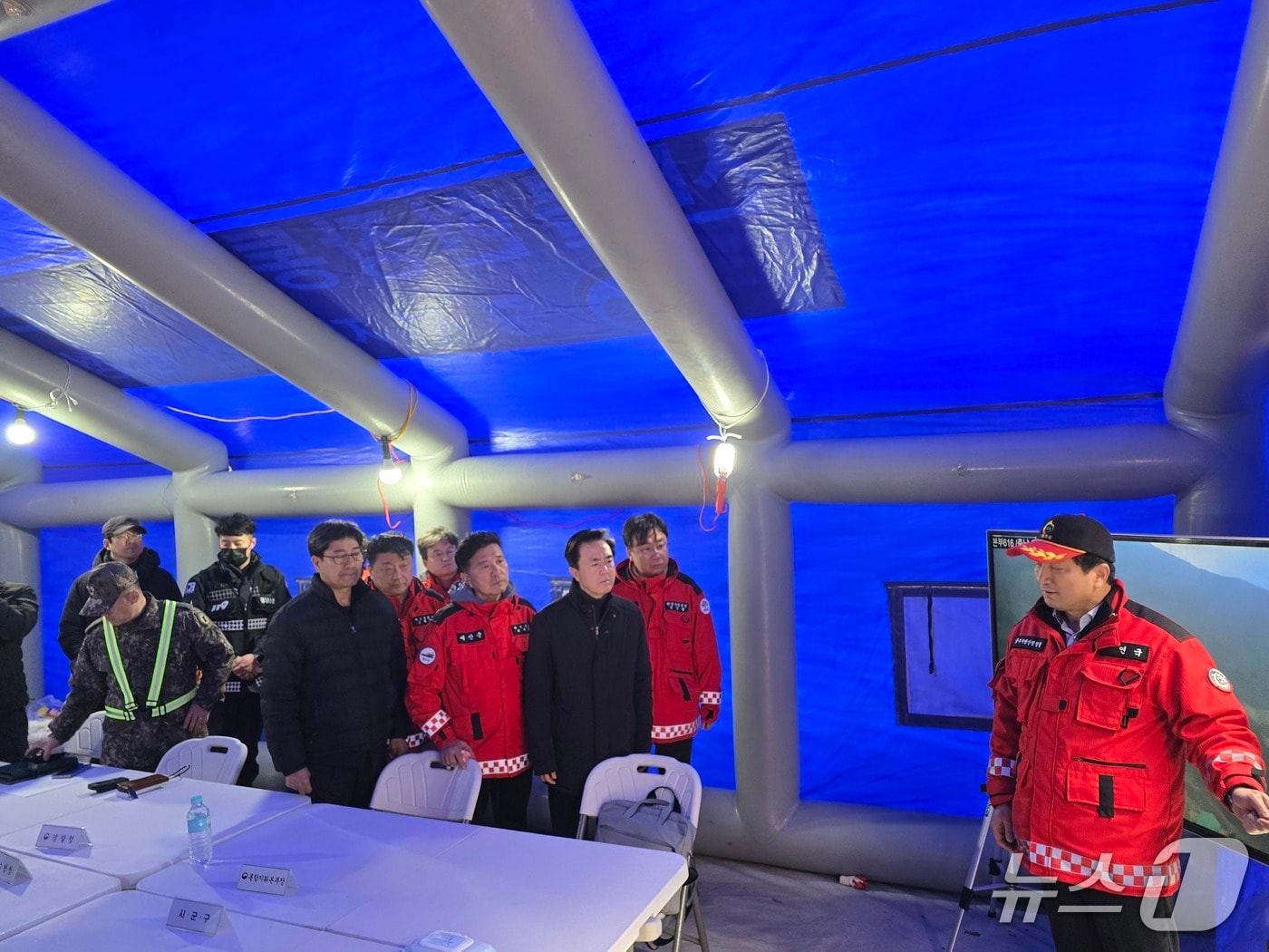 김태흠 충남지사가 22일 예산군 대술면 산불현장통합지휘본부에서 진화 상황을 듣고 있다.(충남도 제공. 재판매 및 DB금지)/뉴스1