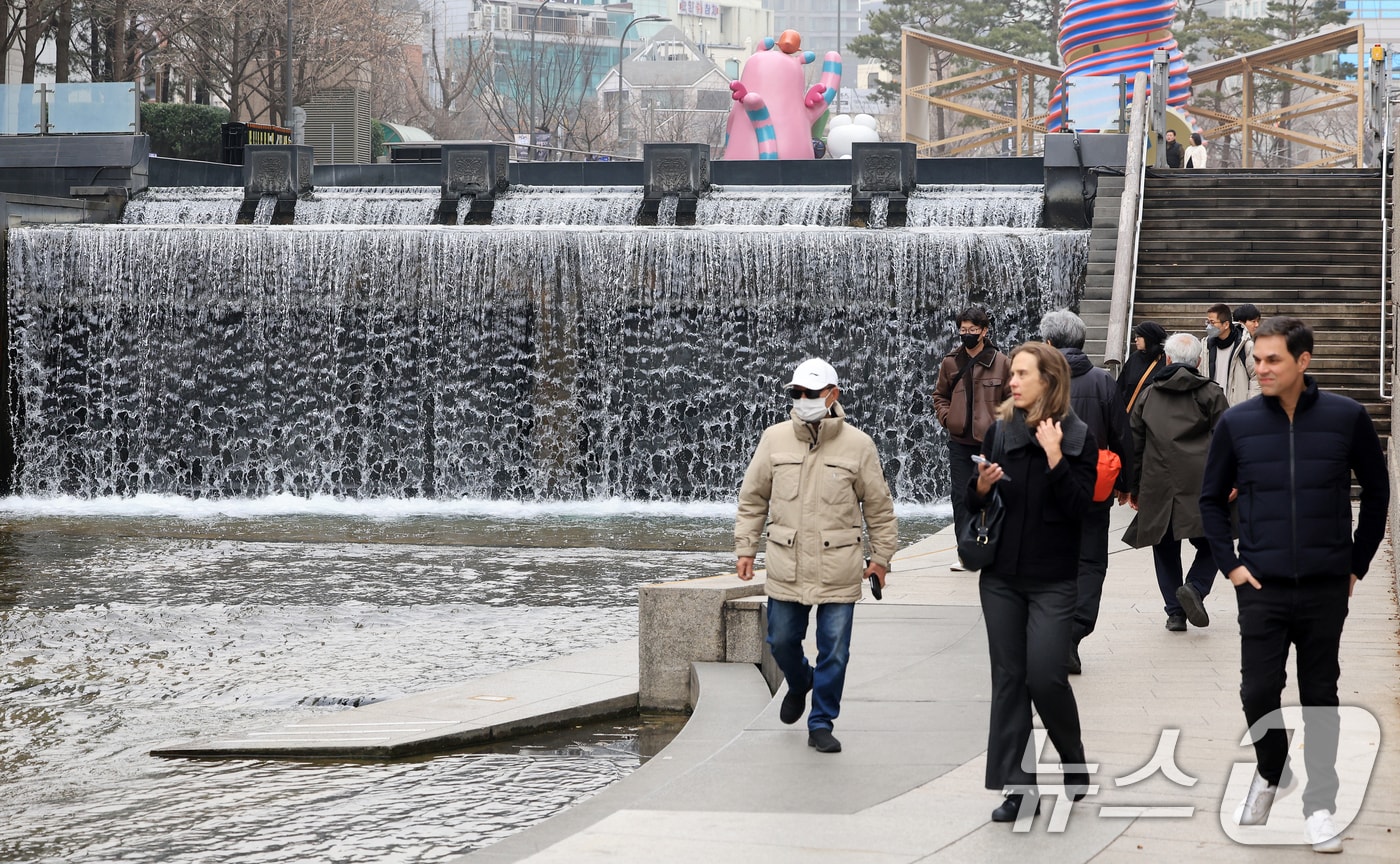 서울 낮 최고 기온이 10도 이상 오르며 포근한 날씨를 보인 22일 오후 서울 청계천을 찾은 관광객들이 산책을 하고 있다. 2026.2.22 ⓒ 뉴스1 이호윤 기자