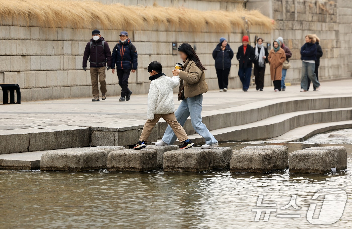 서울 청계천을 찾은 관광객들이 산책을 하고 있다. 2026.2.22 ⓒ 뉴스1 이호윤 기자