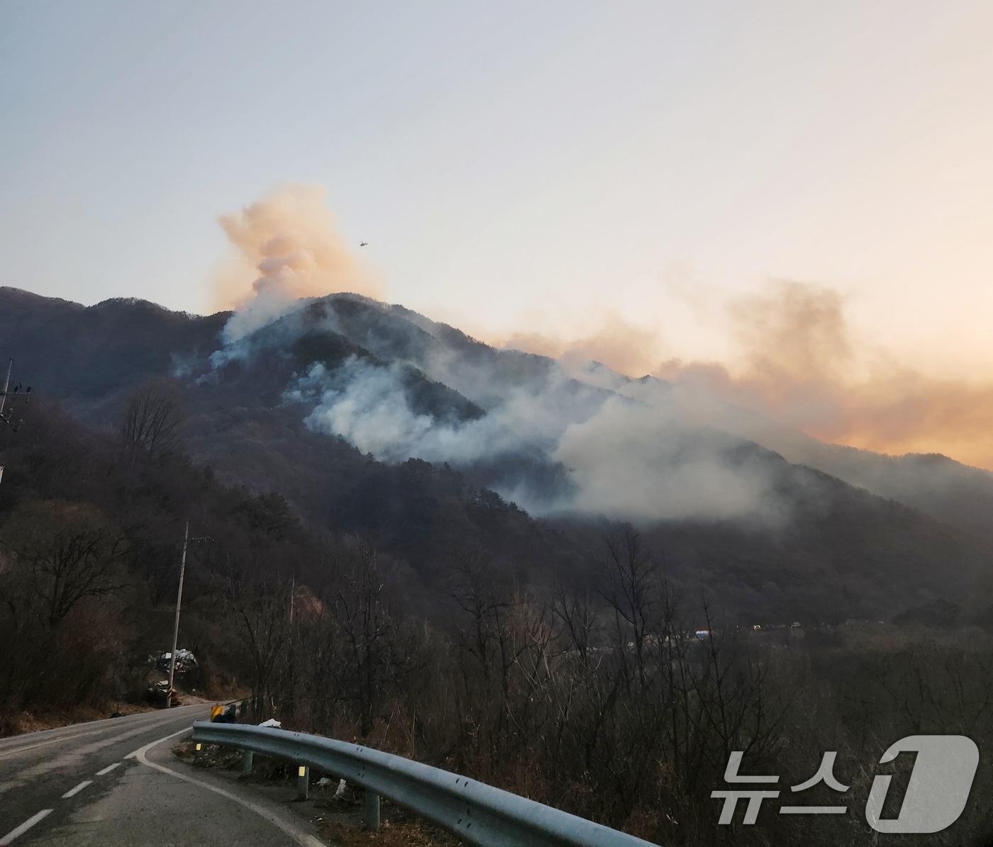 지난 21일 경남 함양군 마천면 창원리 야산에 불이나 연기가 피어오르고 있다. (경남소방본부 제공. 재판매 및 DB 금지) 2026.2.22 ⓒ 뉴스1