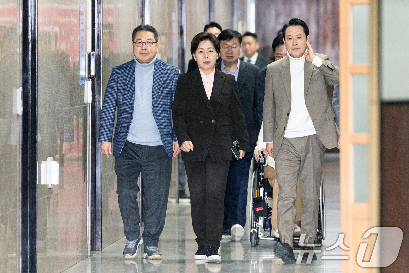 장동혁 국민의힘 대표가 22일 서울 여의도 국회에서 열린 비공개 최고위원회의 참석을 위해 발걸음을 옮기고 있다. 왼쪽은 조광한 최고위원. 2026.2.22 ⓒ 뉴스1 이승배 기자