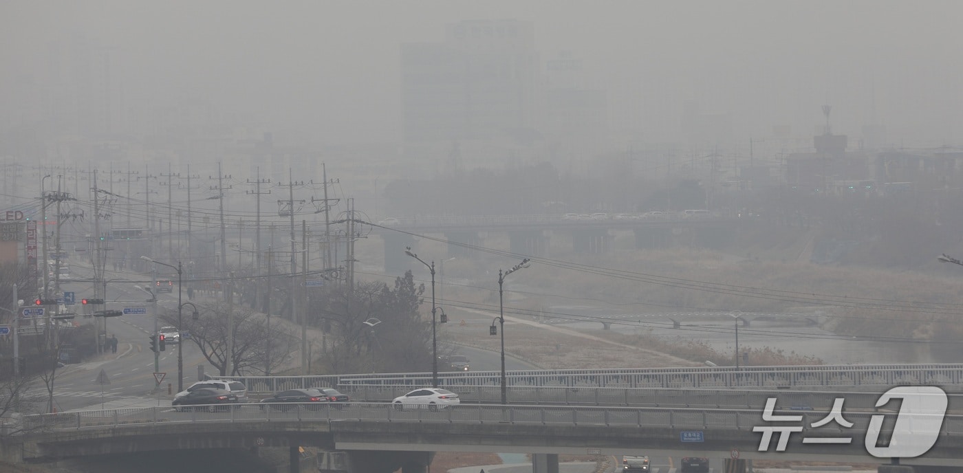 미세먼지로 희뿌연 청주./뉴스1