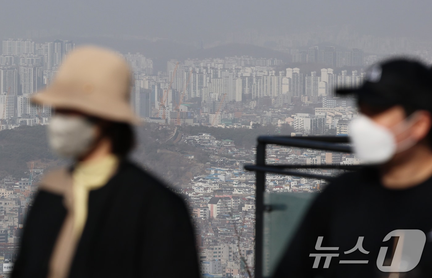 황사의 영향으로 서울을 비롯한 수도권에 올해 첫 미세먼지 경보가 발령된 22일 오후 서울 중구 남산에서 바라본 도심이 희뿌연 모습을 보이고 있다. 2026.2.22 ⓒ 뉴스1 오대일 기자