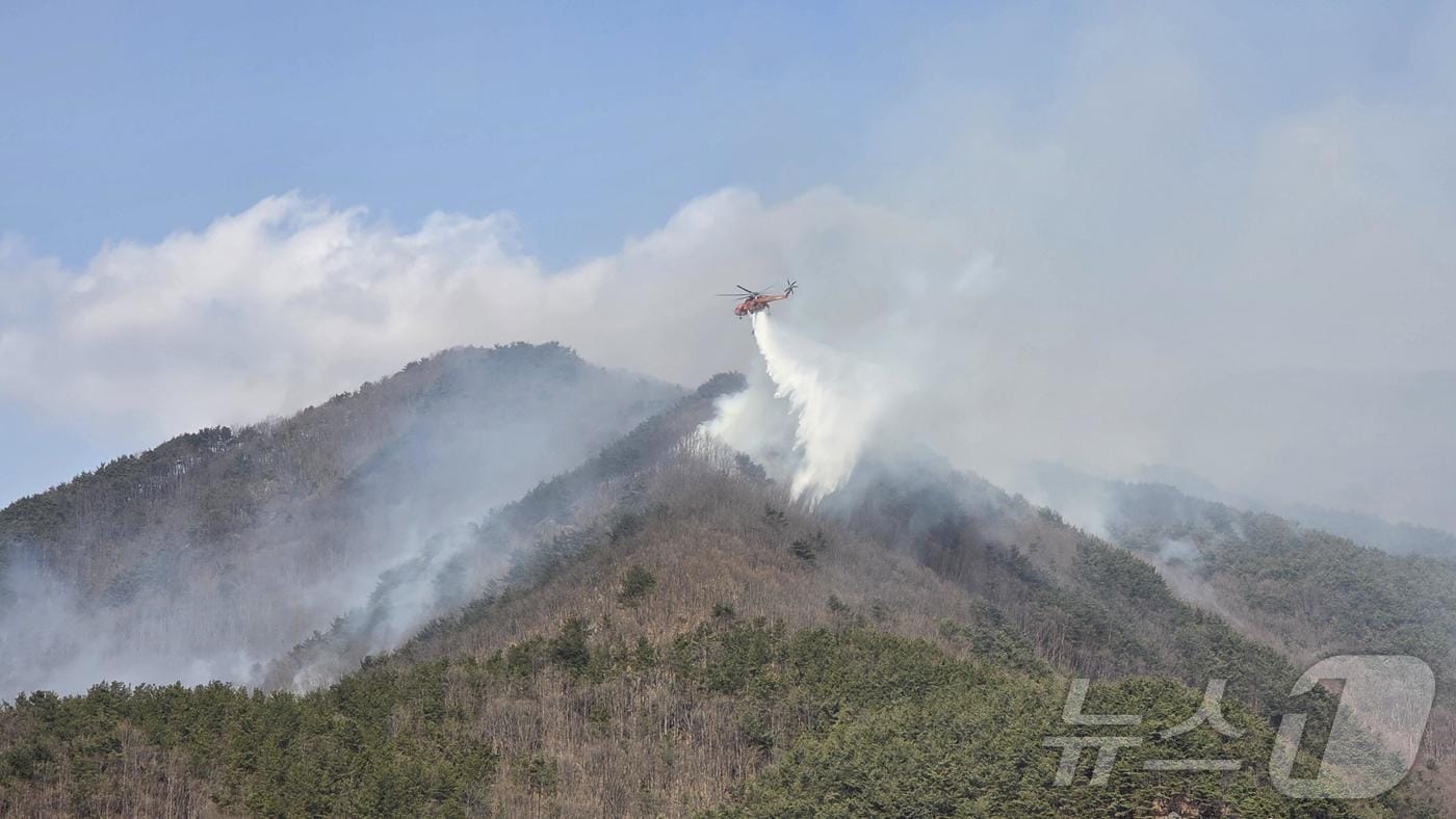 22일 헬기가 경남 함양 마천면 창원리 한 야산에 난 산불을 끄고 있다.(경남도 제공. 재판매 및 DB 금지) 2026.2.22 ⓒ 뉴스1 
