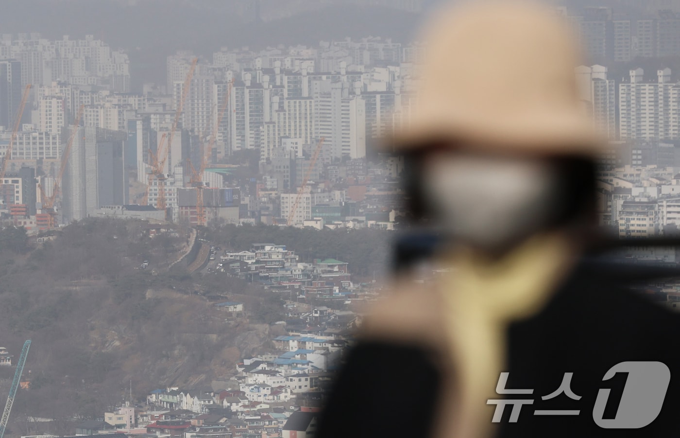 서울 중구 남산에서 바라본 도심이 희뿌연 모습을 보이고 있다. 2026.2.22 ⓒ 뉴스1 오대일 기자