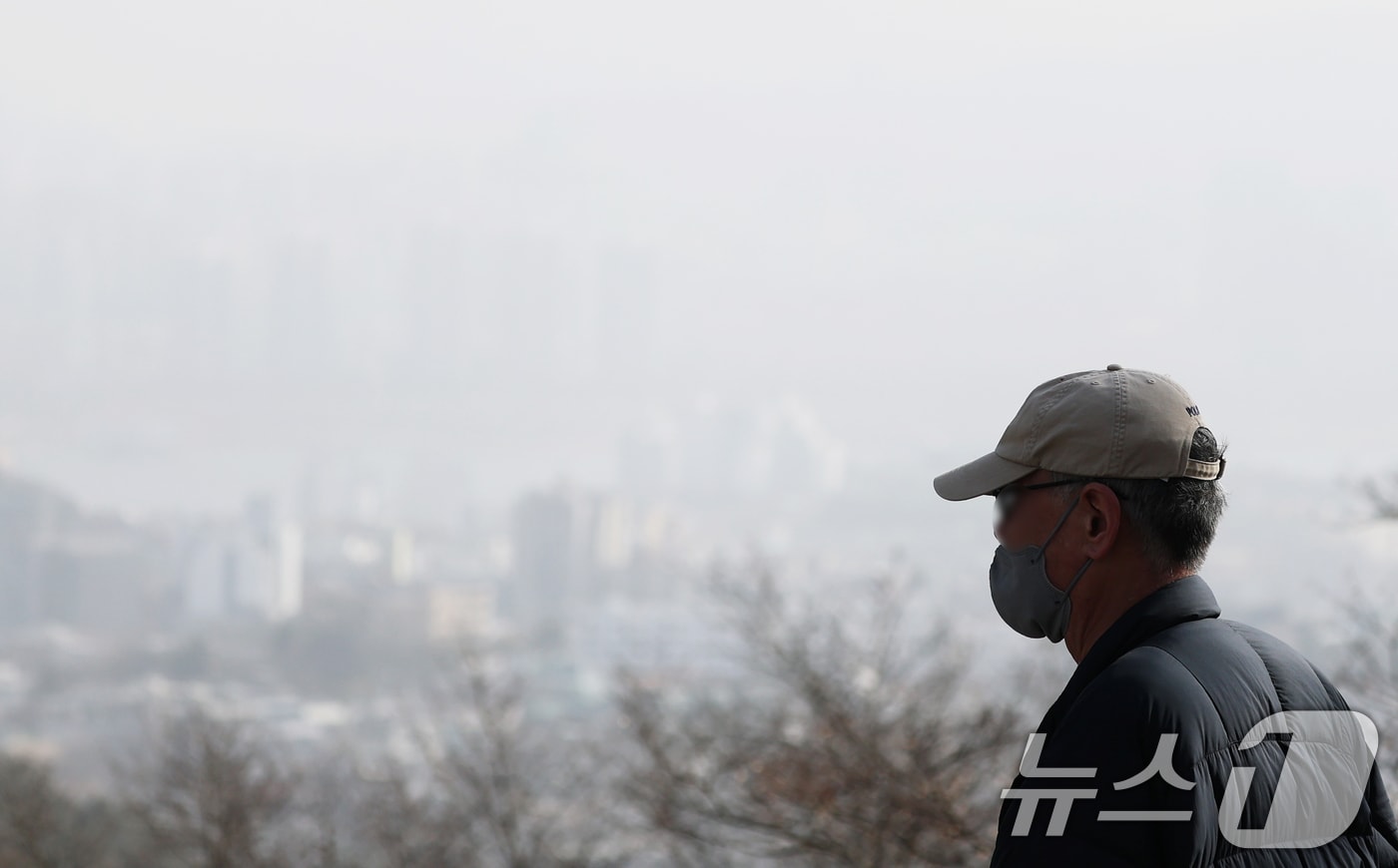 황사의 영향으로 서울을 비롯한 수도권에 올해 첫 미세먼지 경보가 발령된 22일 오후 서울 중구 남산에서 바라본 도심이 희뿌연 모습을 보이고 있다. 2026.2.22 ⓒ 뉴스1 오대일 기자