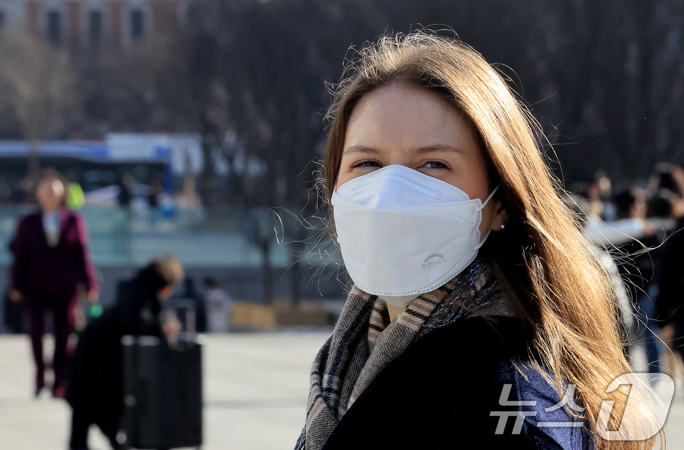 서울과 경기 지역에 황사 유입으로 미세먼지 경보가 내려진 22일 서울 광화문광장에서 마스크를 쓴 외국인 관광객이 이동하고 있다. 2026.2.22 ⓒ 뉴스1 이호윤 기자