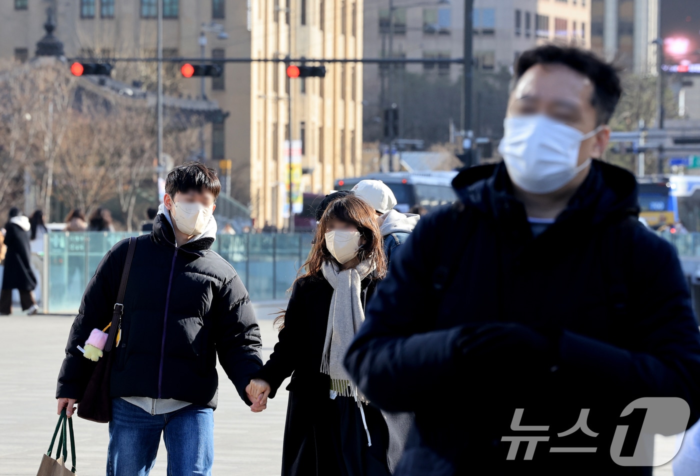 서울과 경기 지역에 황사 유입으로 미세먼지 경보가 내려진 22일 서울 광화문광장에서 마스크를 쓴 시민들이 이동하고 있다. 2026.2.22 ⓒ 뉴스1 이호윤 기자